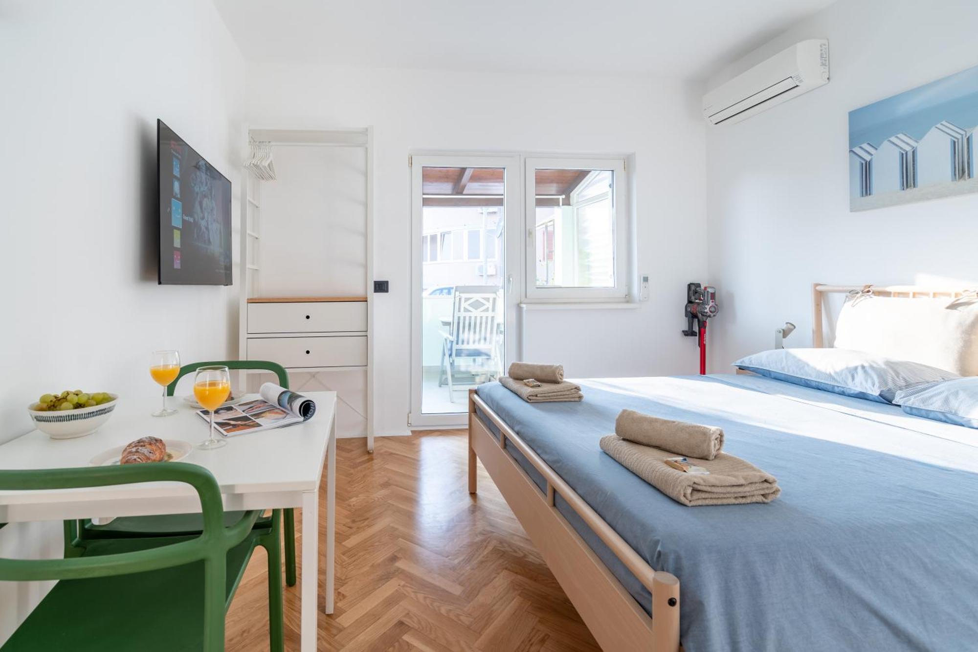 New! D31 W2 Bikes, Sunny Terrace & Parking Apartment