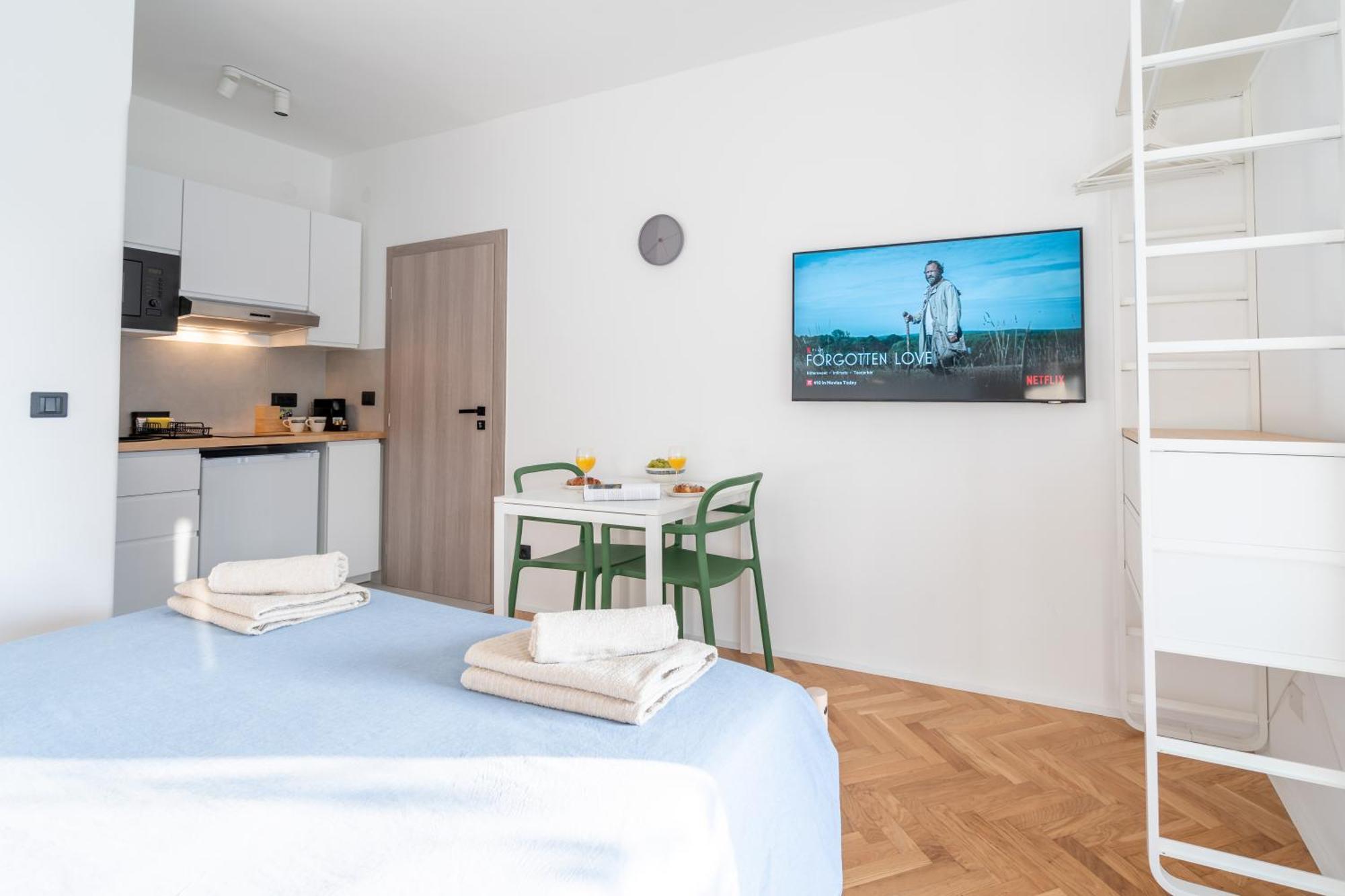 New! D31 W2 Bikes, Sunny Terrace & Parking Apartment *