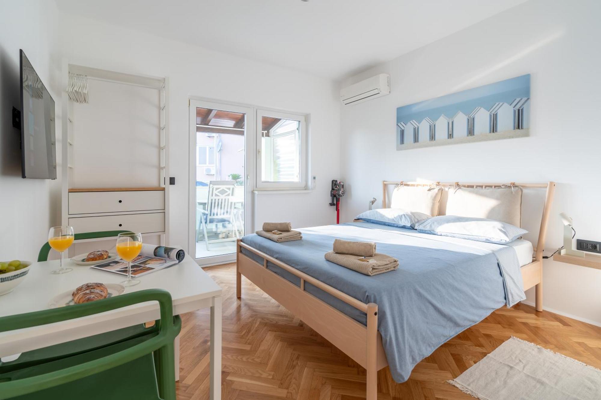 New! D31 W2 Bikes, Sunny Terrace & Parking Apartment Rovinj